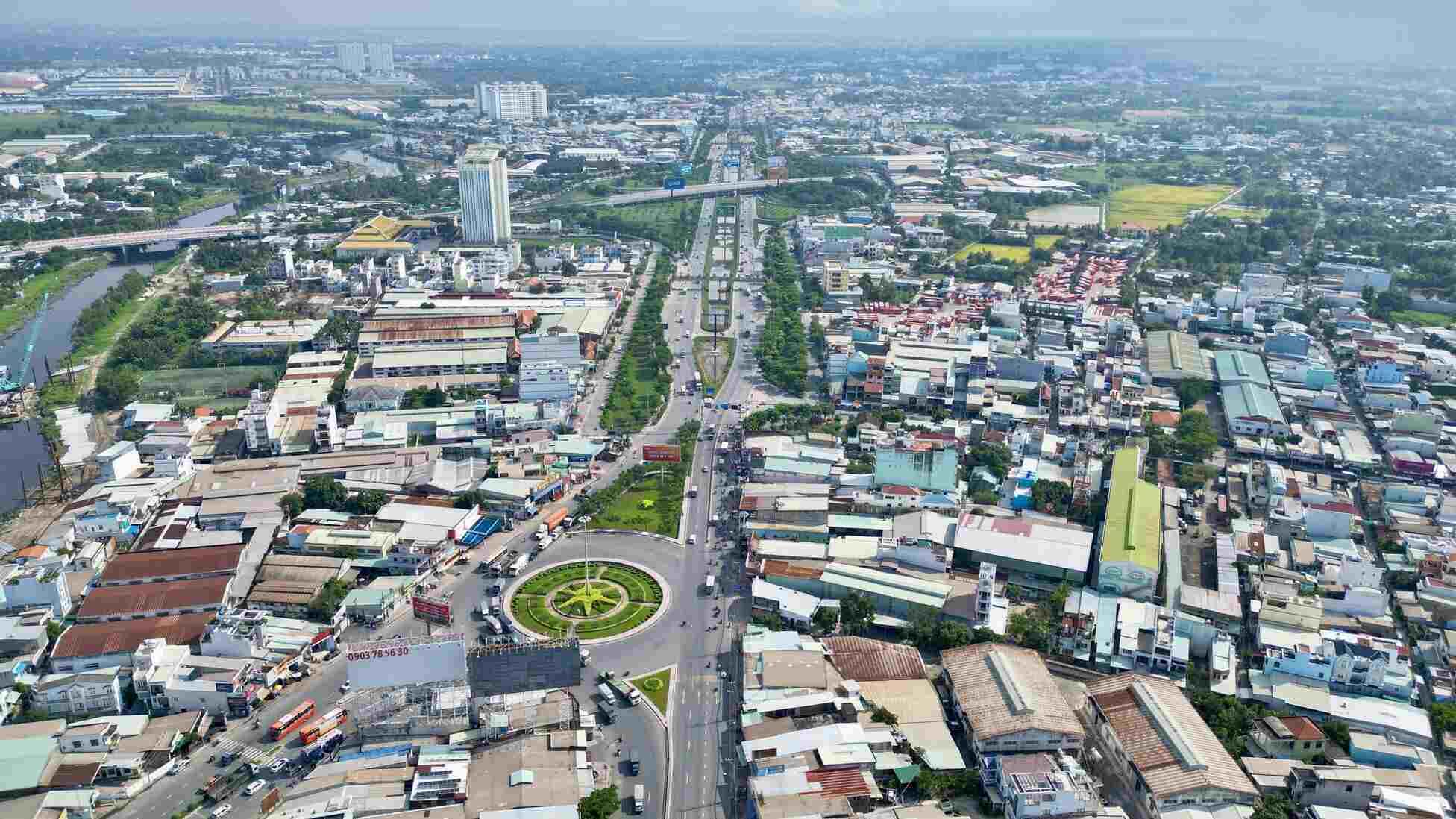 Xây cầu vượt 4 làn xe trên Quốc lộ 1 vượt qua đường Kinh Dương Vương và đường Trần Đại Nghĩa. Ảnh: Sở Xây dựng