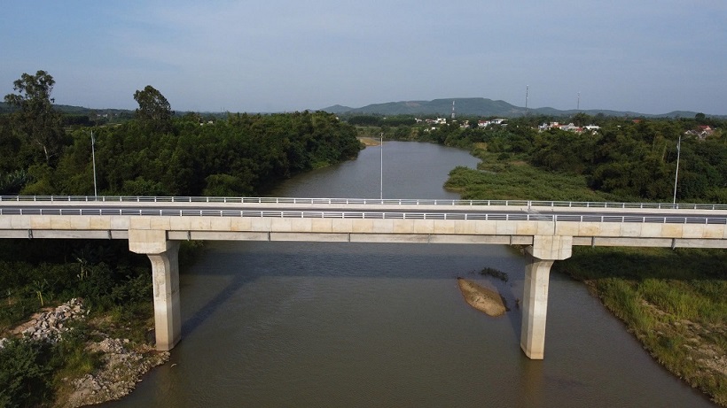 Từ khi có cầu Thạch An, việc đi lại, giao thương hàng hóa của người dân 2 bên bờ sông Trà Bồng được thuận lợi. Ảnh: Viên Nguyễn