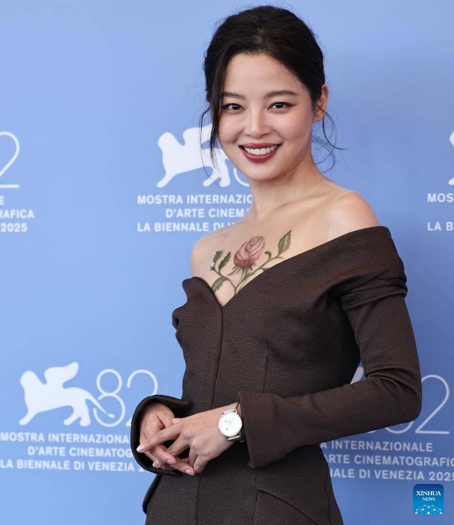 Chiếc đầm gây chú ý của Tân Chỉ Lôi ở Liên hoan phim Venice. Ảnh: Xinhua