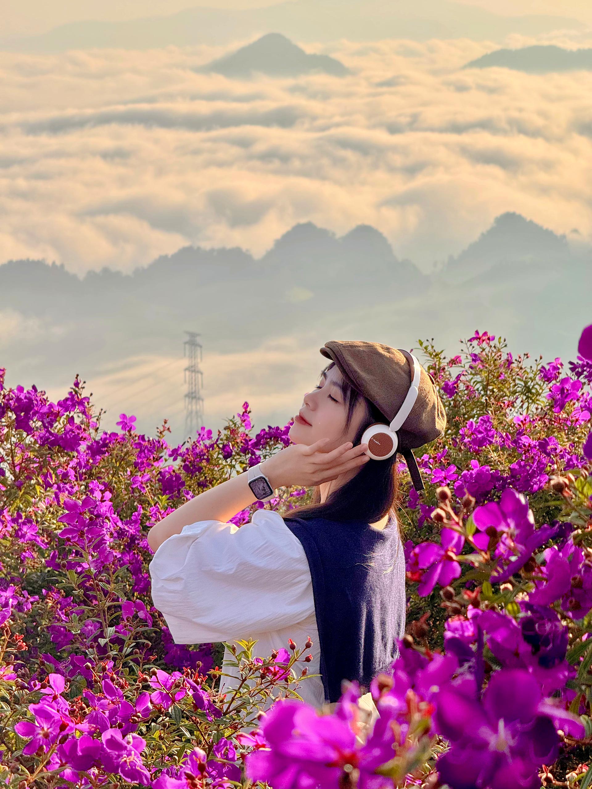 Du khách hòa mình vào không gian của mây, núi và hoa ở đồi sim Suối Bon.
