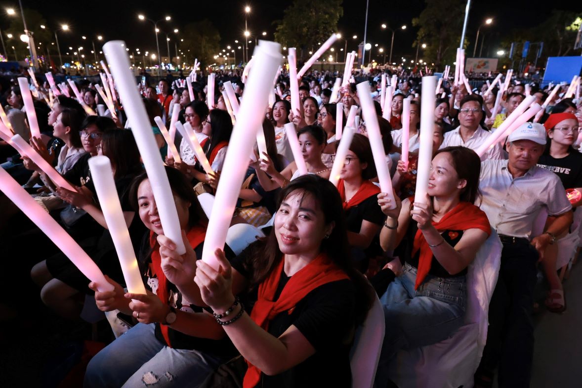 Khán giả hào hứng với các ca khúc về Việt Nam được trình diễn trong concert. Ảnh: Hải Nguyễn