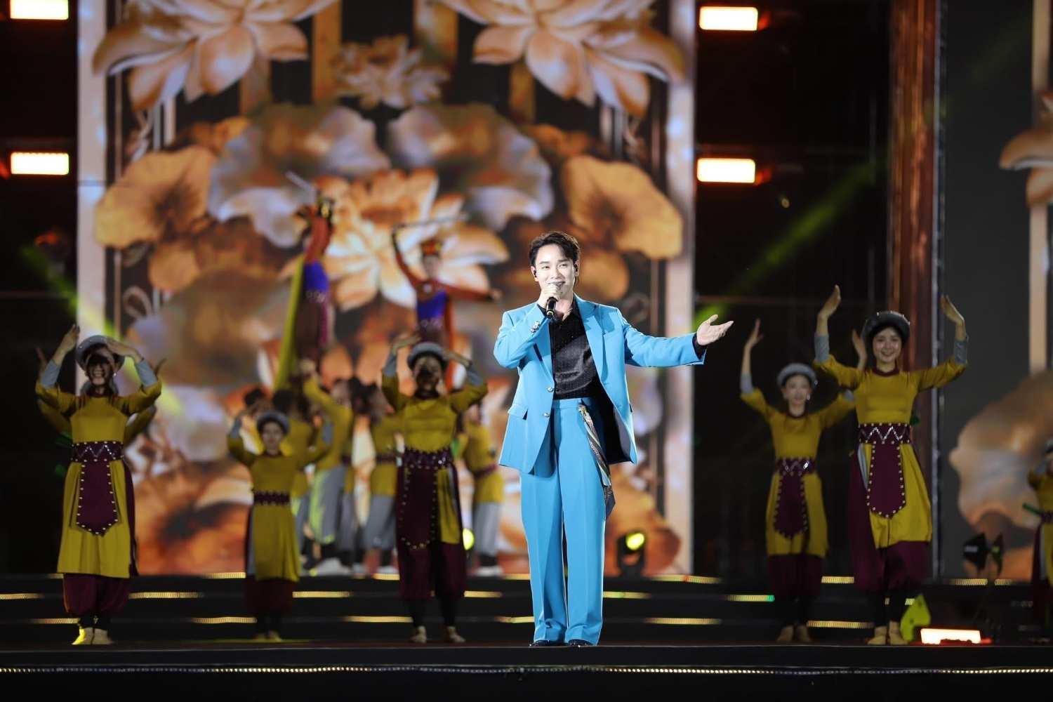Trúc Nhân trình diễn “Thịnh vượng Việt Nam sáng ngời” tại concert. Ảnh: BTC