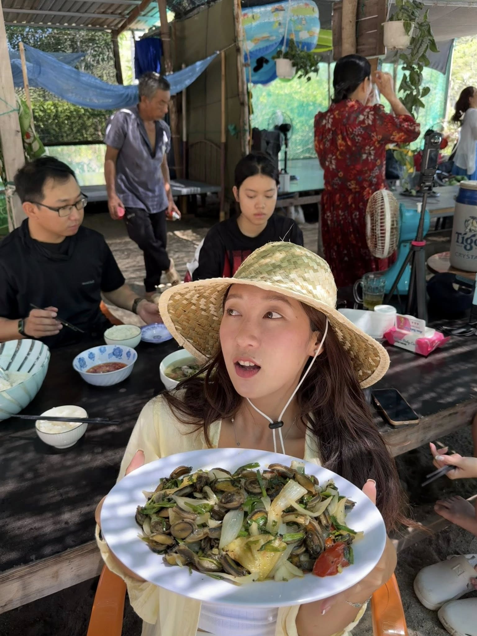 Làng biển Bích Đầm vừa nằm xa bờ biển Nha Trang nhất vừa thiếu thốn từ điện lưới, nước máy, wifi... nhưng du khách mới tới là cảm nhận ngay tình cảm hiếu khách của dân địa phương. Lưu trú homestay đúng chất “ở cùng dân” là 100.000 đồng/đêm, các bữa ăn từ 50.000 đồng/người chế biến từ hải sản mới đánh bắt, đồ uống chỉ vài nghìn một món.