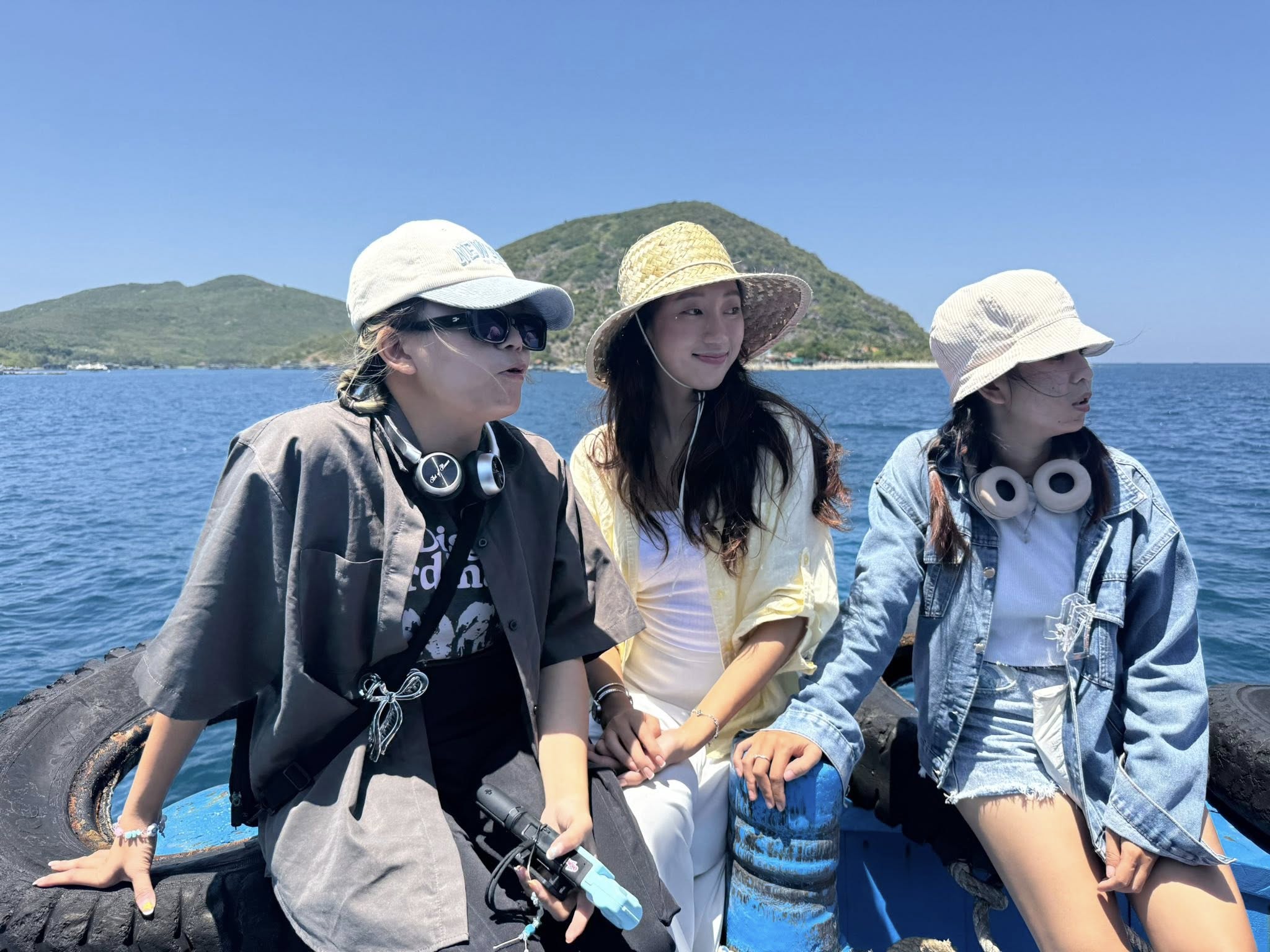 Riri Phương Trinh (một nhà sáng tạo nội dung về du lịch) cùng bạn bè đến Bích Đầm 3 ngày 2 đêm. Trinh chọn đi tàu dân sinh từ Nha Trang tới Bích Đầm, giá khoảng 30.000 đồng/người. Chuyến tàu thường xuất phát 11h trưa kéo dài gần 2 tiếng lênh đênh trên biển. Vừa ngồi tàu du khách vừa có thể ngắm biển xanh trong vắt trên vịnh biển Nha Trang.