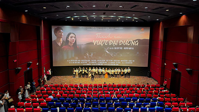 Ê-kíp đoàn phim trong ngày công chiếu tại Trung tâm chiếu phim Quốc gia. Ảnh: Quỳnh An