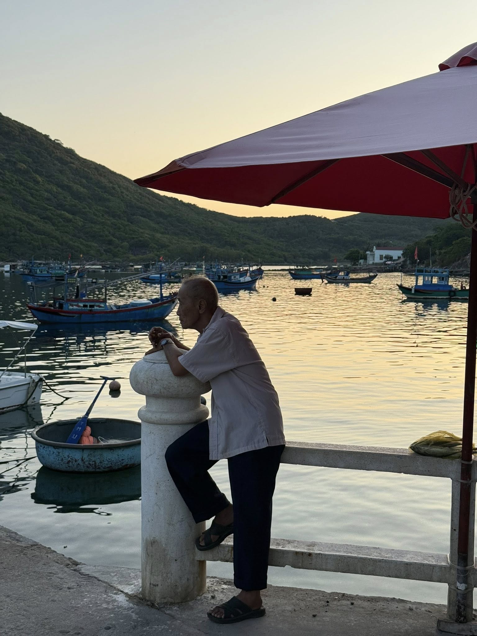 Mỗi sáng Riri Phương Trinh và nhóm bạn đều gặp gỡ người dân làng chài, ăn sáng với bánh căn tôm mực rồi thuê xe đạp, xem ôm hoặc dạo bộ khám phá những con đường ven biển và nhà dân ở Bích Đầm.