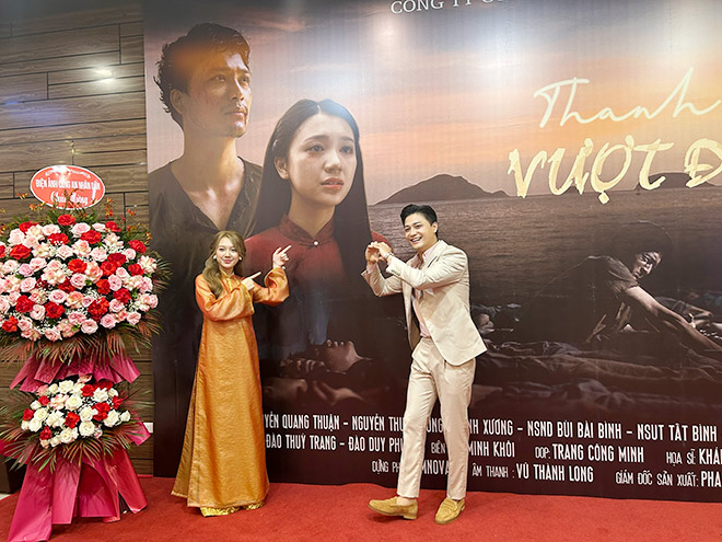 Hai diễn viên nam, nữ chính trong phim: Quang Thuận và Thùy Dương có mặt tại buổi công chiếu. Ảnh: Quỳnh An