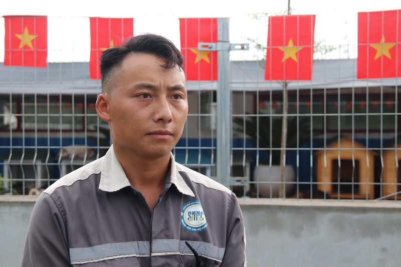 Anh Mua Mí Say, nhân viên trực tiếp chăm sóc hàng nghìn con chó, mèo tại trạm cứu hộ. Ảnh: Mỹ Linh