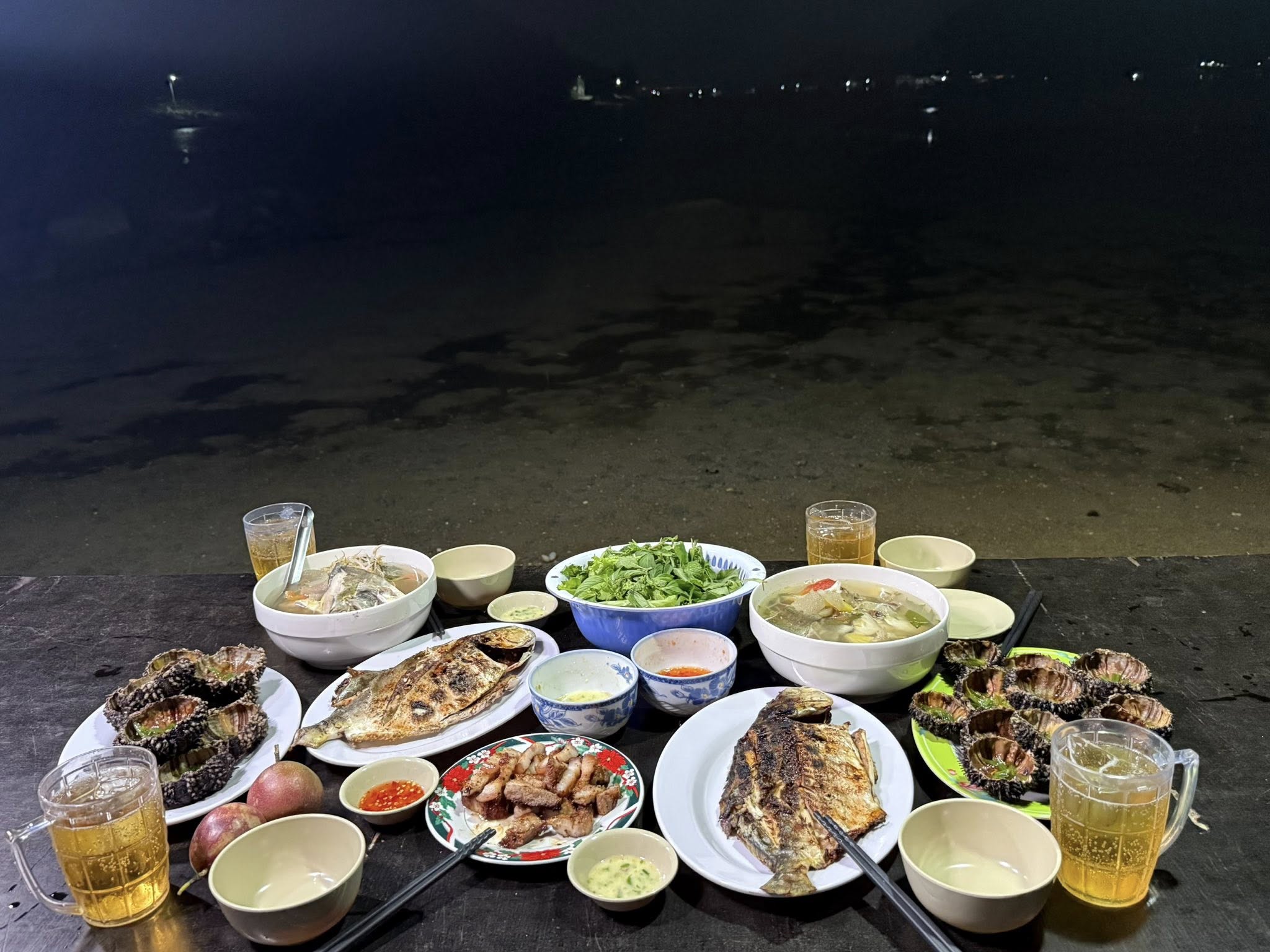 Làng hiện chưa có nhiều hàng ăn uống cho du khách, cơm trưa và tối có thể đặt nấu ngay tại homestay với giá 50.000 - 70.000 đồng/người. Tối đến sau bữa chính vẫn có thể dạo bờ kè hóng gió biển và thưởng thức một số món ăn vặt như bánh tráng nướng, cút nướng, sữa chua hạt đác...