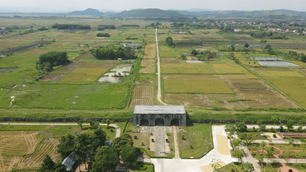 Hiện nay, bên trong Thành nhà Hồ, người dân vẫn trồng lúa và các loại hoa màu. Ảnh: Quách Du