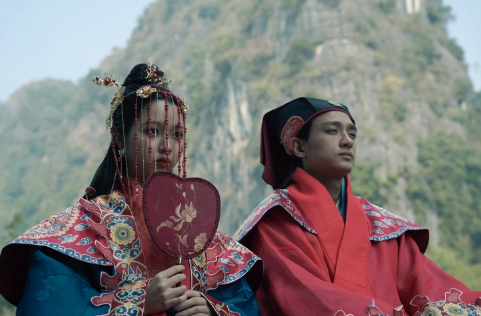 Hữu Vi và Lâm Thanh Mỹ trong vai vợ chồng phim cổ trang “Khế ước bán dâu“. Ảnh: Đoàn phim cung cấp