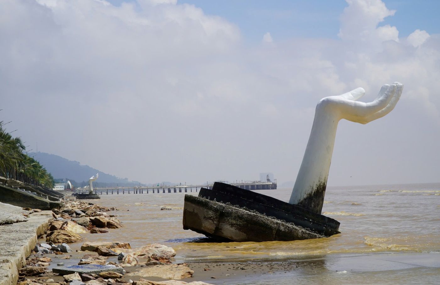 Sau hơn 2 năm đưa vào sử dụng, những cánh tay khổng lồ trên bãi biển Hải Tiến đã bị xô nghiêng. Ảnh: Minh Hoàng