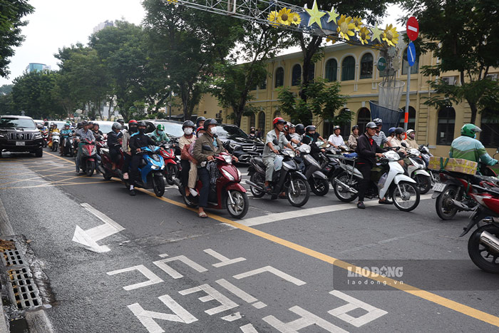 Vạch mắt võng tại khu vực ngã tư Lê Duẩn - Tôn Đức Thắng. Hình ảnh ghi nhận lúc 16h chiều. Ảnh: Quỳnh Anh