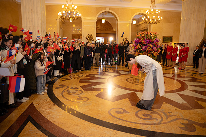 Đức Phúc cúi đầu cảm tạ tình cảm của khán giả và truyền thông quốc tế đã dành cho anh trước khi trở về Việt Nam. Ảnh: Nhân vật cung cấp