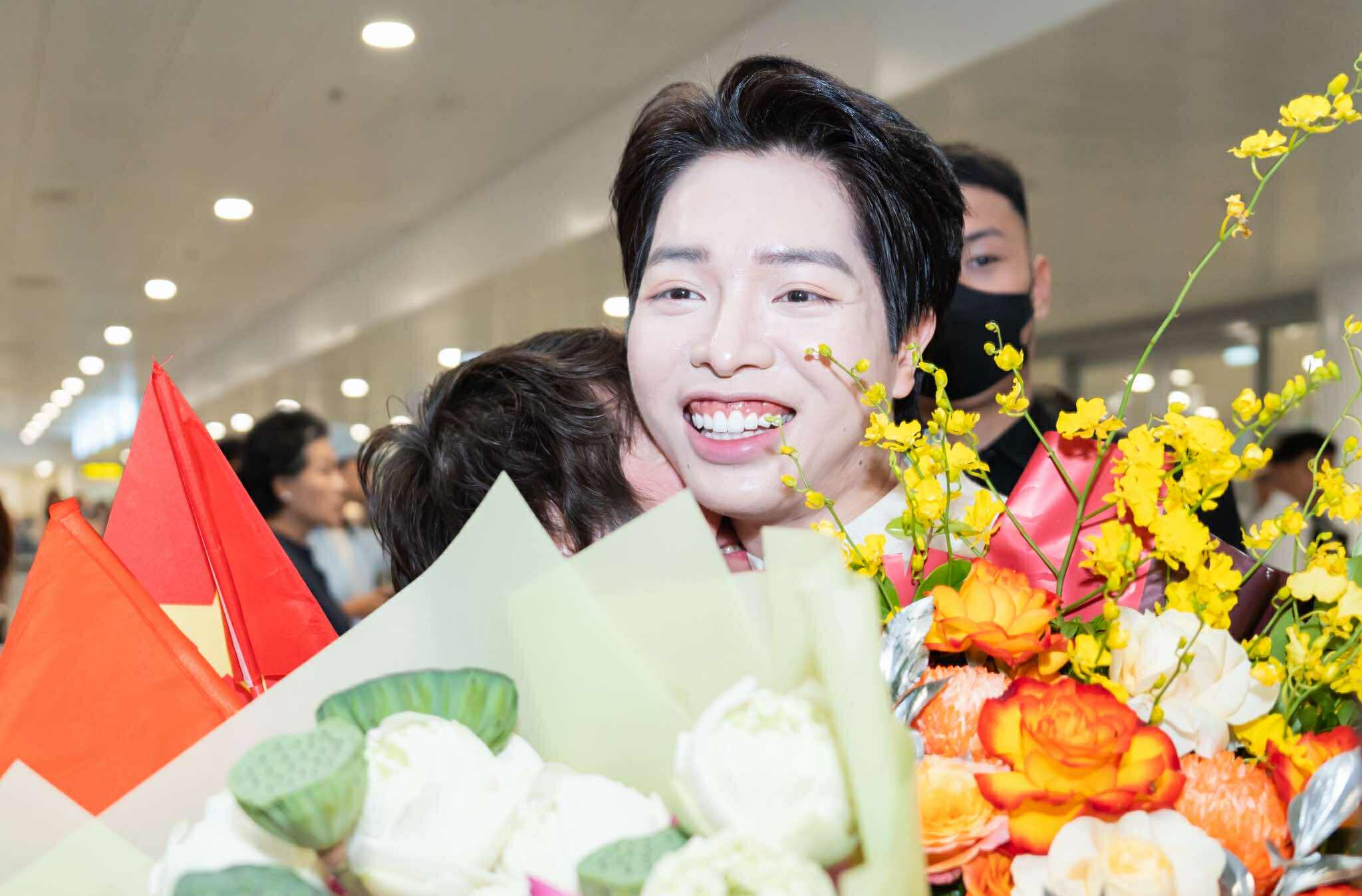 Đức Phúc tại sân bay Nội Bài sáng 26.9. Ảnh: Tùng Đinh