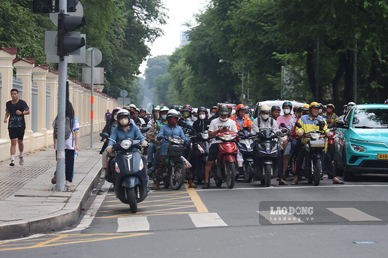 Ngã tư Nguyễn Thị Minh Khai - Nam Kì Khởi Nghĩa thường xuyên diễn ra tình trạng ùn tắc do lượng phương tiện rẽ phải nhiều. Ảnh: Quỳnh Anh