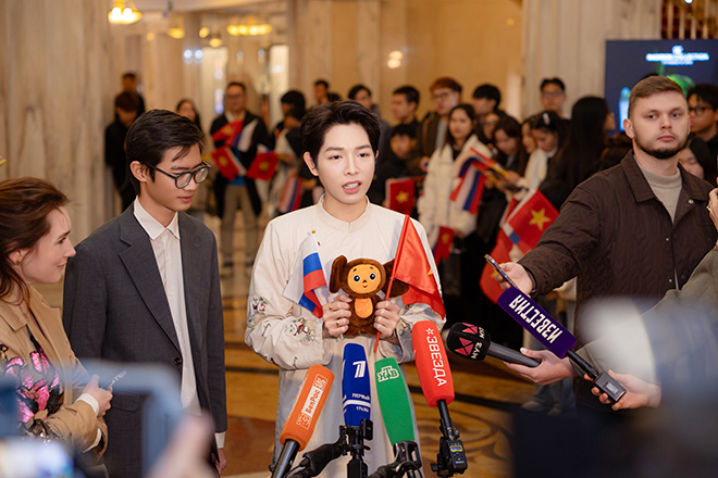 Đức Phúc được truyền thông quốc tế phỏng vấn trước khi nam ca sĩ về Việt Nam. Ảnh: Nhân vật cung cấp