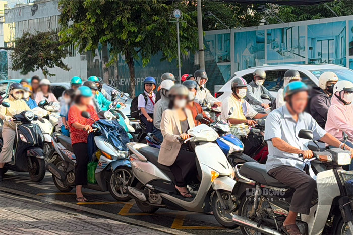 Phương tiện dừng đèn đỏ đè vạch mắt võng rẽ phải liên tục, gây ùn tắc giao thông tại ngã tư Cách Mạng Tháng 8 - Điện Biên Phủ. Ảnh: Quỳnh Anh