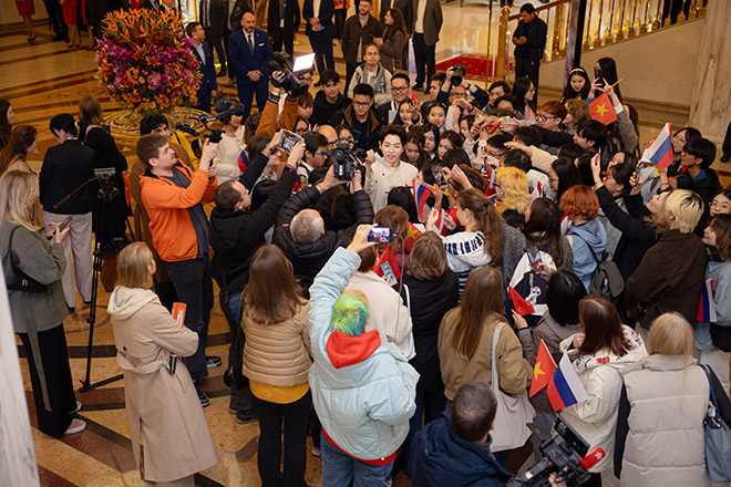 Đức Phúc trong vòng tay của khán giả tại sân bay ở Nga trước khi về nước. Ảnh: Nhân vật cung cấp