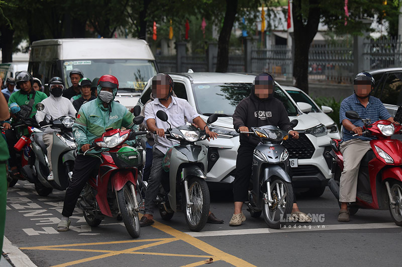 Một số ít phương tiện còn dừng đèn đỏ đè vạch mắt võng tại ngã tư Lý Tự Trọng - Pasuter. Ảnh: Quỳnh Anh