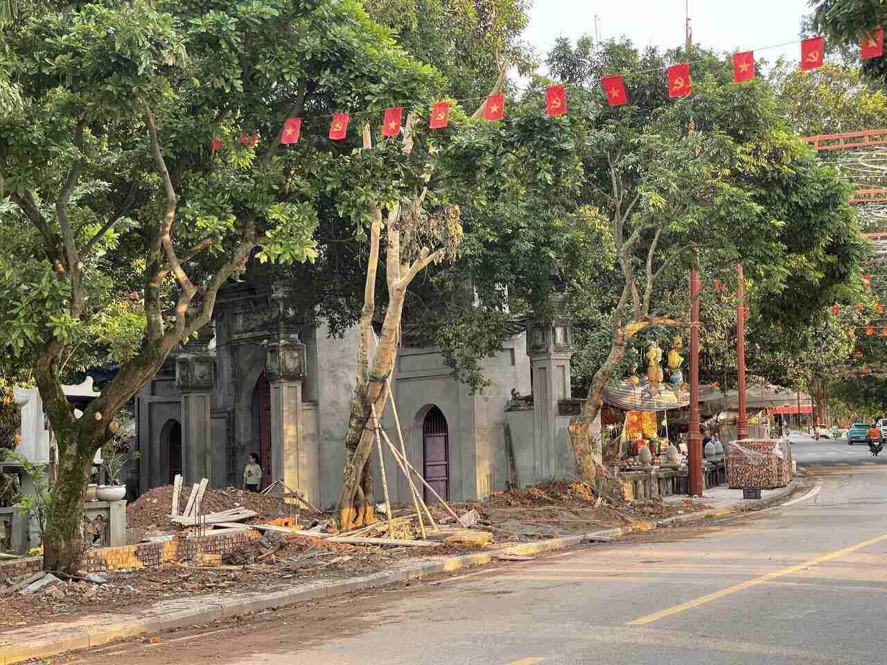 Nhiều hạng mục mới đang gấp rút hoàn thiện tại Đền Mẫu (phường Phố Hiến, tỉnh Hưng Yên). Ảnh: Mai Hương