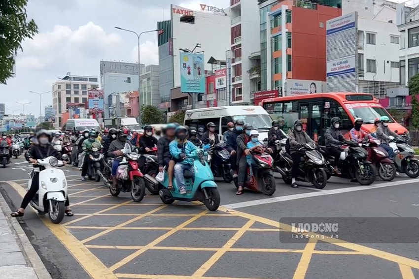 Nút giao có phần vạch mắt võng trên đường Cộng Hòa cũng thường xuyên có các phương tiện vi phạm, đặc biệt vào giờ cao điểm. Ảnh: Quỳnh Anh