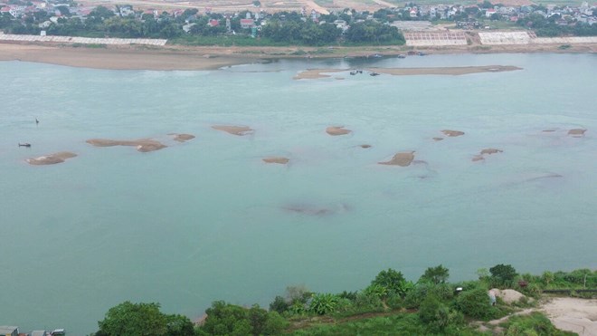 Sông Đà cạn nước giữa mùa mưa, để lộ nhiều cồn cát dưới chân thủy điện