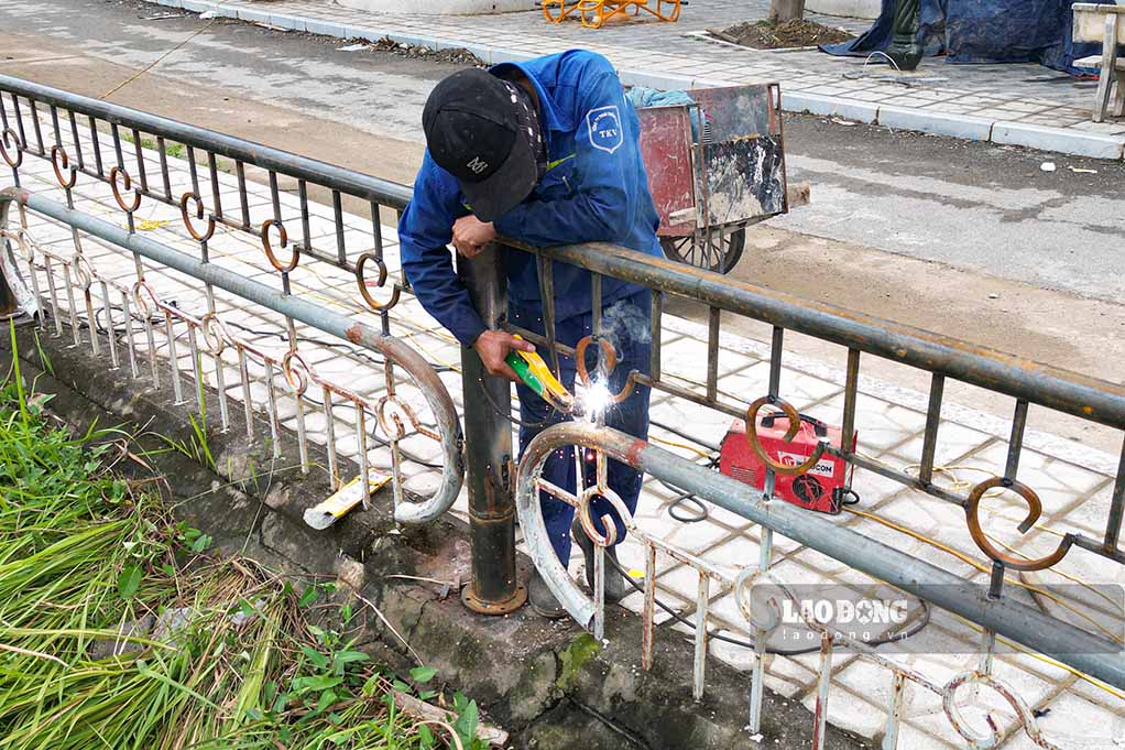 Công nhân gấp rút hoàn thiện các hạng mục còn lại tại Công viên Cầu Giấy. Ảnh: Thiện Nhân