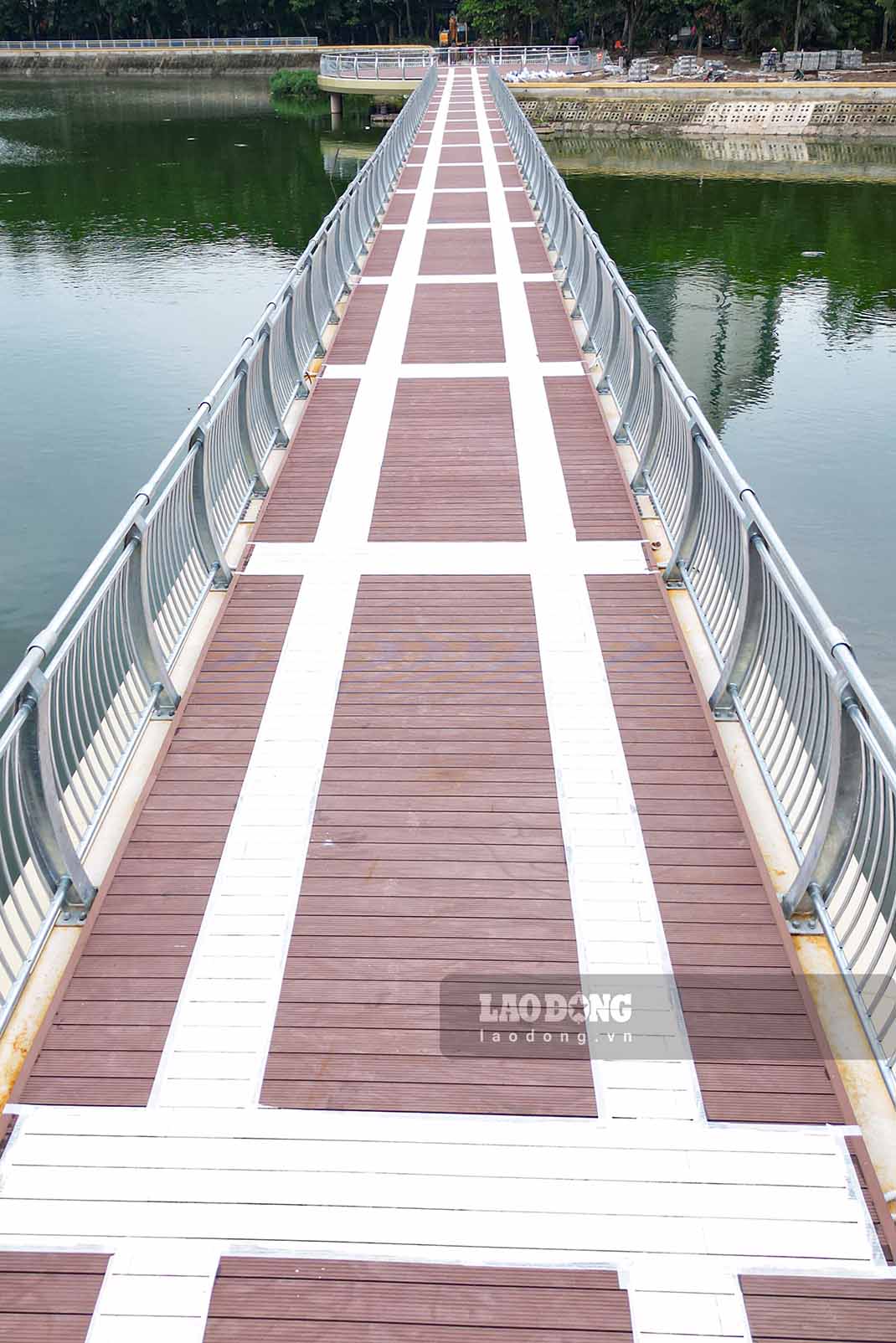 Cây cầu đi bộ bắc qua hồ điều hòa tại Công viên Nghĩa Đô đã hoàn thiện. Ảnh: Thiện Nhân
