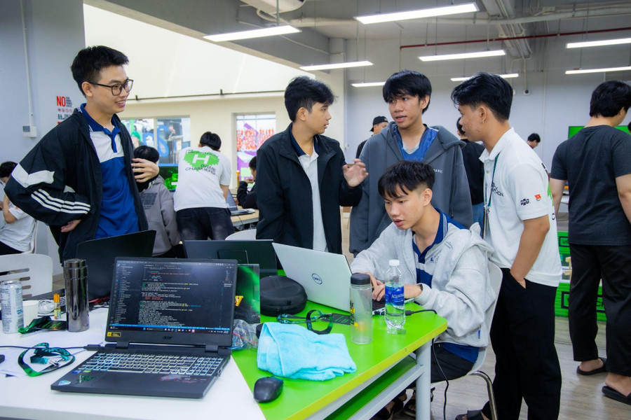 Sinh viên tham gia Chung kết FPT Hackathon 2025 thực hiện phần thi code trong 27 tiếng liên tục.