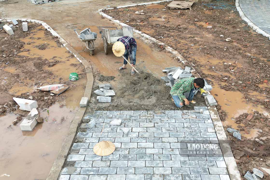 Công nhân gấp rút thi công tại Công viên Nghĩa Đô. Ảnh: Thiện Nhân