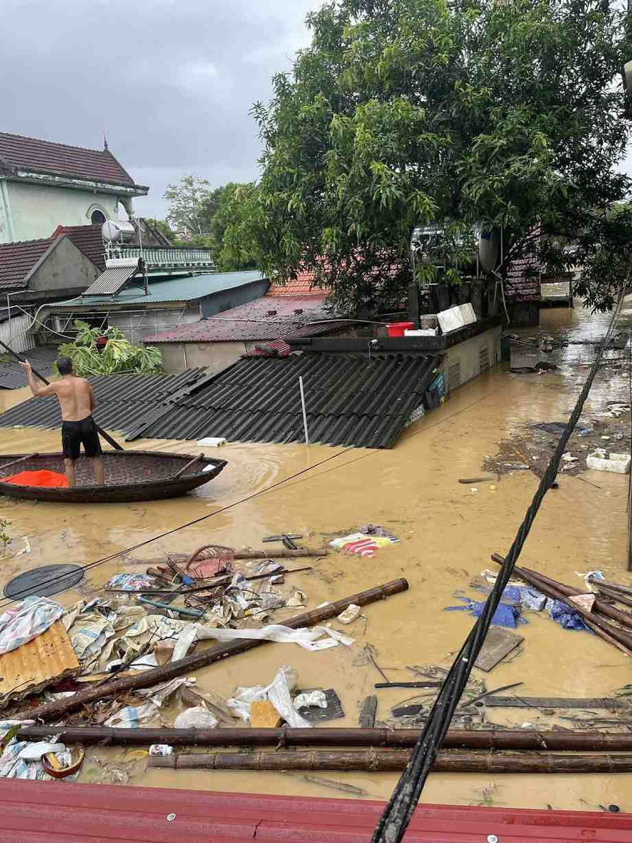 Nước lũ dâng quá nhanh, nhiều hộ dân trở tay không kịp. Ảnh: Ngọc Anh