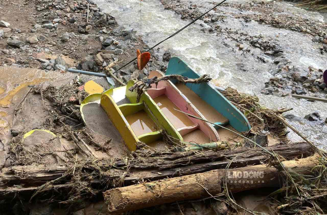Đồ dùng giảng dạy, trang thiết bị máy móc bị cuốn trôi, hư hỏng hoàn toàn. Ảnh: Bích Thảo