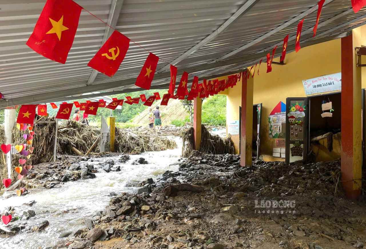 Trận lũ quét chiều 29.9 khiến trường học thành một đống đổ nát, tan hoang. Ảnh: Bích Thảo