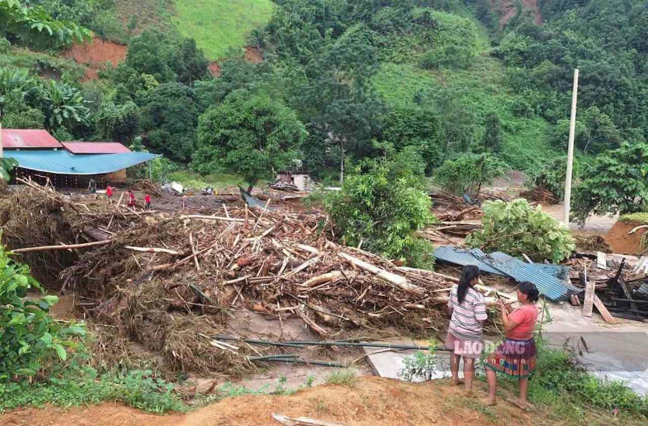 Xung quanh điểm trường hoang tàn, đổ nát. Ảnh: Bích Thảo.