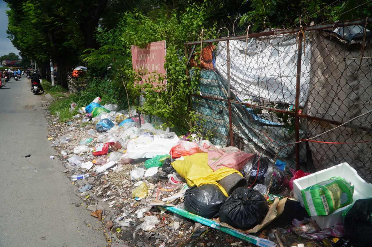 Một bãi rác ngay phía chân cầu Him Lam, gây mất mỹ quan đô thị. Ảnh: Lý Linh