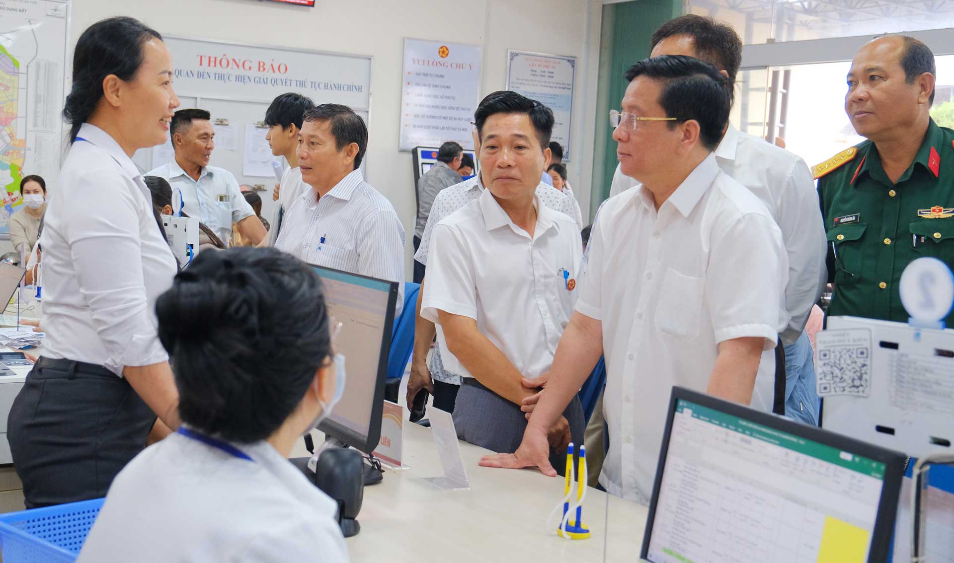 Chủ tịch UBND tỉnh An Giang Hồ Văn Mừng kiểm tra tại Trung tâm Phục vụ Hành chính công đặc khu Phú Quốc hồi tháng 7.2025. Ảnh: Mỹ Ly