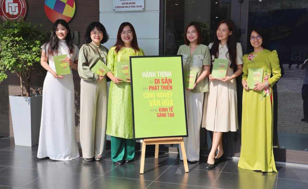 Nhóm tác giả tham dự lễ ra mắt cuốn sách. Ảnh: Thùy Dương