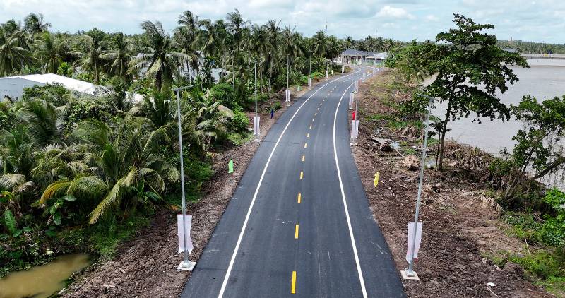 Hạ tầng hồ chứa nước ngọt dọc sông Láng Thé được khánh thành, chào mừng Đại hội Đảng bộ tỉnh. Ảnh: Hoàng Lộc