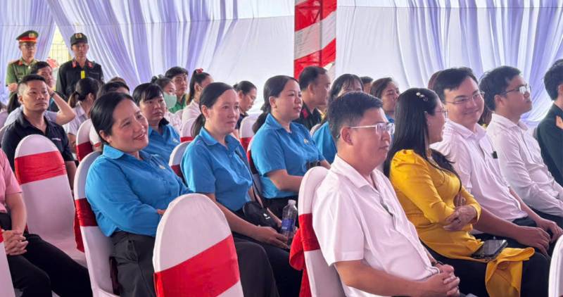 Công nhân vui mừng khi dự án nhà ở xã hội Công đoàn khởi công, sẽ giúp họ có chỗ ở ổn định. Ảnh; Hoàng Lộc