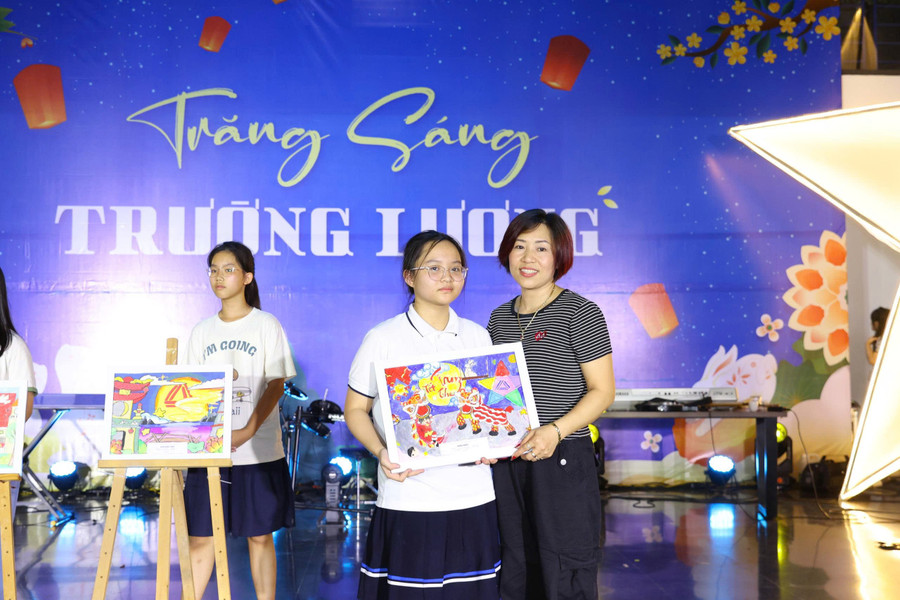 Học sinh Trường THCS&THPT Lương Thế Vinh vẽ tranh để bán đấu giá làm từ thiện giúp trẻ em vùng cao.