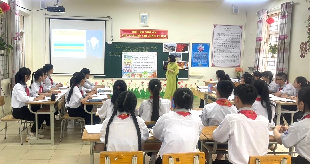 Giáo viên chủ động điều chỉnh ngữ liệu trong các bài học để phù hợp với việc sắp xếp lại đơn vị hành chính cấp tỉnh. Ảnh: Lê Nguyễn