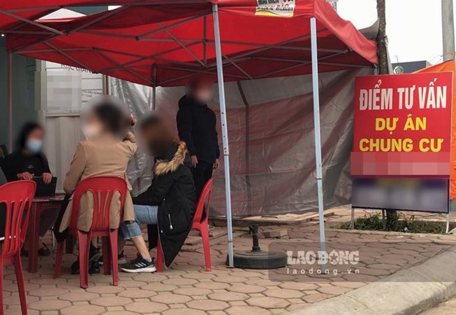 Điểm tư vấn, môi giới nằm ngay cổng một dự án nhà ở xã hội tại Bắc Ninh, ảnh chụp năm 2022. Ảnh: Trần Tuấn