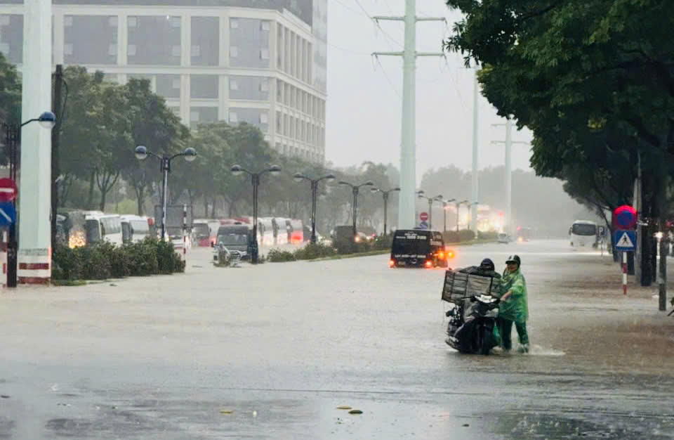 Khu vực trước cổng Bệnh viện Hồng Ngọc Phúc Trường Minh ngập, phụ huynh không thể đưa con đến trường. Ảnh: phụ huynh cung cấp