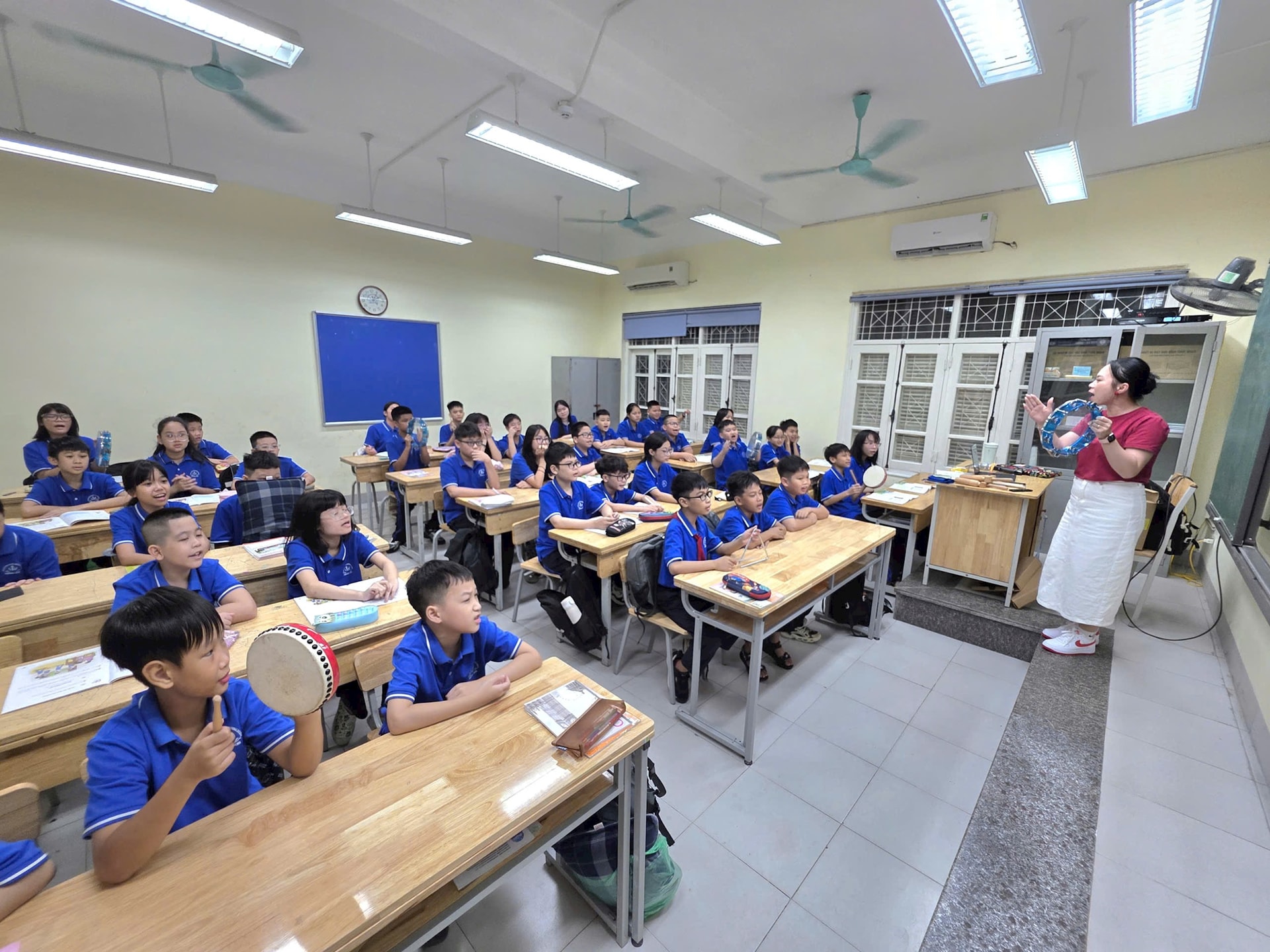 Nhà trường chủ động quyết định hình thức tổ chức dạy học (trực tiếp, trực tuyến hoặc điều chỉnh thời khóa biểu) phù hợp để ứng phó với hoàn lưu bão số 11. Ảnh: Lê Nguyễn