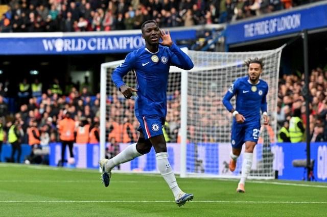 Josh Acheampong góp công lớn vào chiến thắng của Chelsea trước Liverpool.  Ảnh: AFP