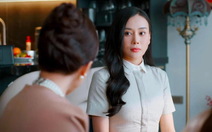 Phương Oanh vẫn bị so sánh với bản gốc trong một vài phân cảnh. Ảnh: VFC.