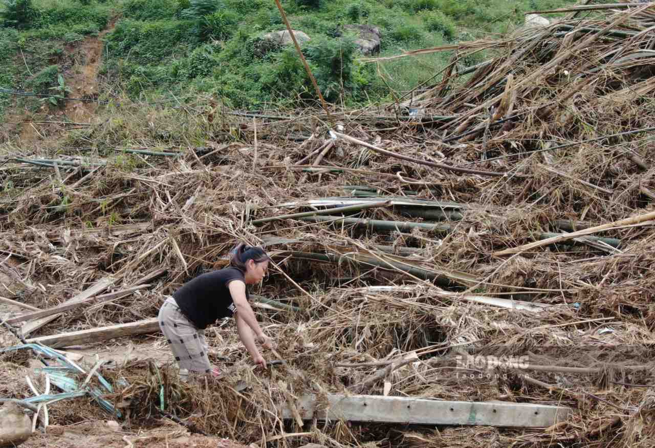 Người dân lo lắng mất đi nguồn sinh kế do nhà trắng tay sau bão lũ. Ảnh: Văn Đức