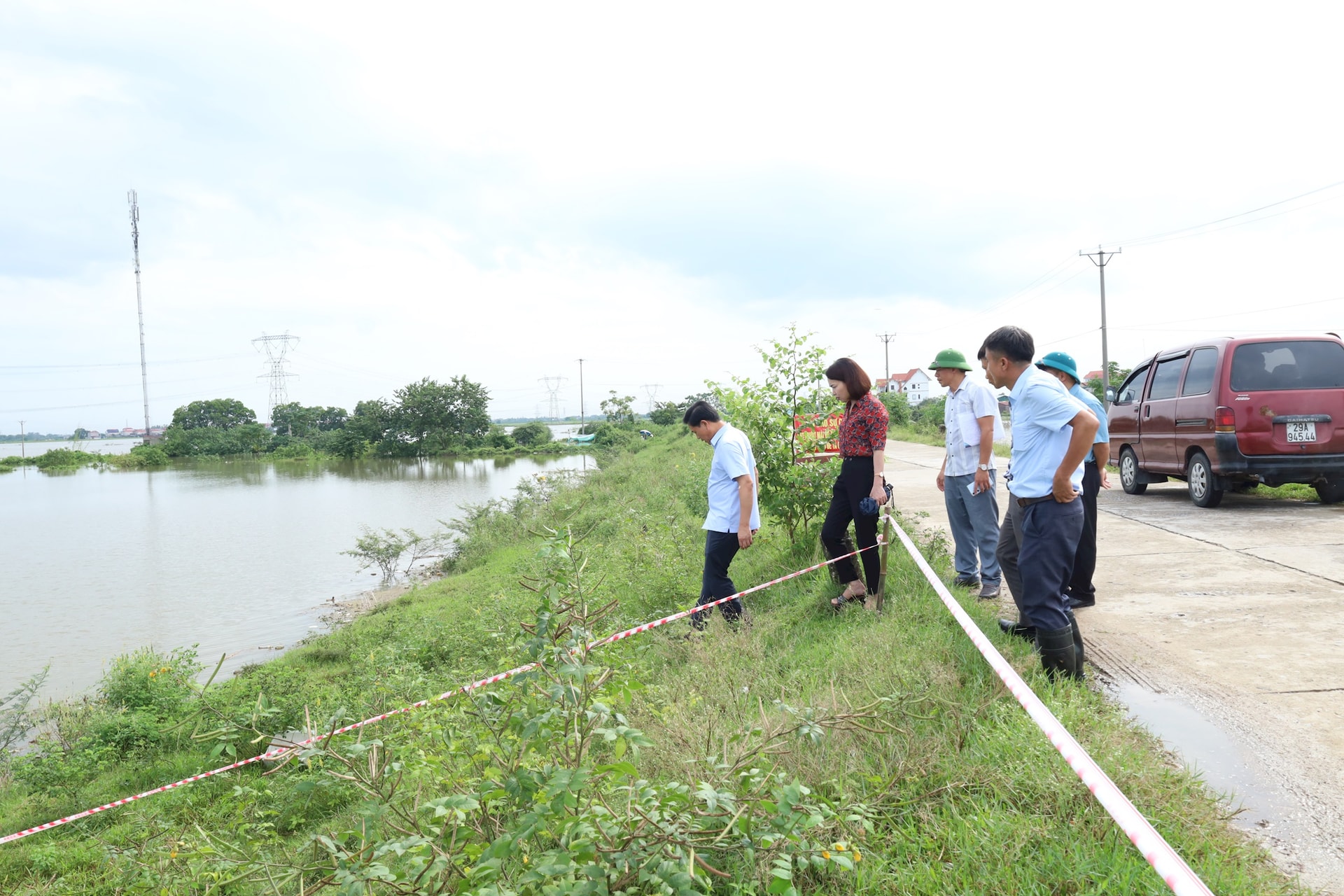 Giám đốc Sở NN-MT Hà Nội Nguyễn Xuân Đại và lãnh đạo xã Đa Phúc kiểm tra sự cố đê tả Cà Lồ. Ảnh: Kim Nhuệ