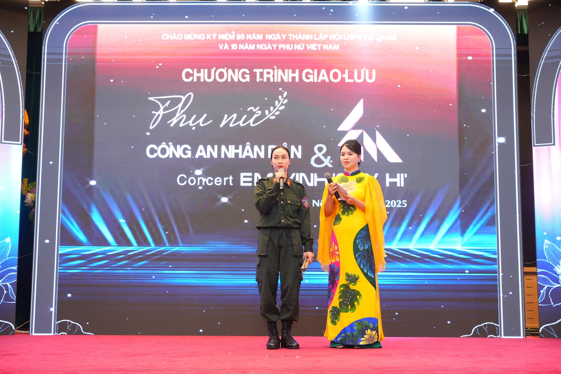 Giao lưu cùng các nữ cán bộ, chiến sĩ Công an nhân dân. Ảnh: DatVietVAC